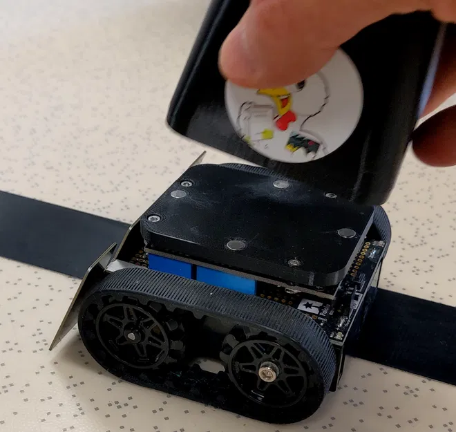 ChocoBot - Robot Phát Socola Cực Vui - Image 1