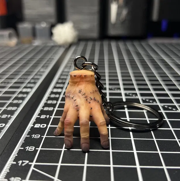 Móc Khóa Wednesday Thing - Image 1