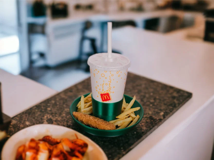 Kệ đựng đồ ăn & ly nước mang đi của McDonald's - Image 1
