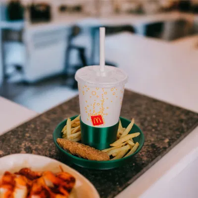 Kệ đựng đồ ăn & ly nước mang đi của McDonald's