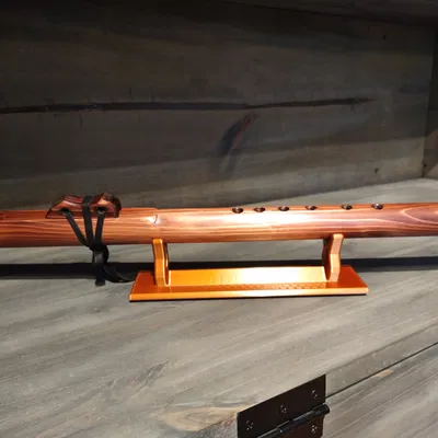 Đế Sáo Ngang và Chỗ Để Nhạc Cụ Trên Bàn