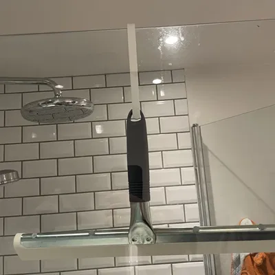 Móc treo gạt nước hoặc bông tắm cho vòi sen kính/nhựa (parametric)