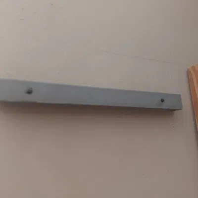 Giá Treo Biển Báo Giao Thông 'Số 20' Lên Tường