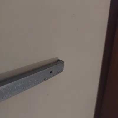 Giá Treo Biển Báo Giao Thông 'Số 20' Lên Tường