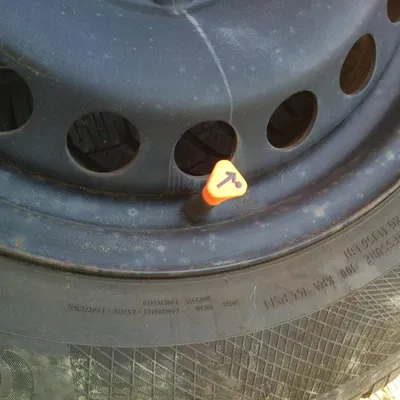 Nắp van lốp có vạch đánh dấu vị trí (Schrader)