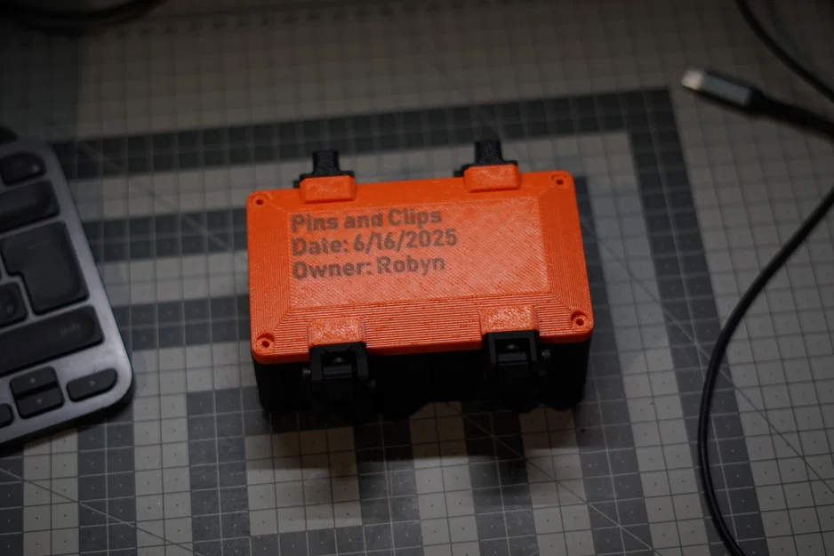 Hộp Parametric Chống nước Có Bản lề/Chốt Kép - FreeCAD - Image 1