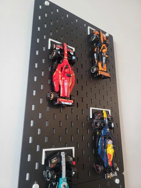 Kệ Treo Xe F1 Lego Speed Champions Lên Bảng SKÅDIS - Image 1