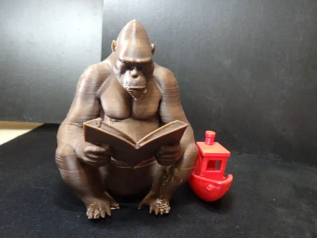 Mô hình Khỉ Đột Ngồi Đọc Sách - Image 1