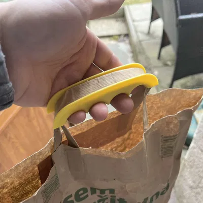 Kẹp túi nilon đi chợ, mang được nhiều thứ cùng lúc