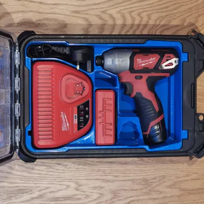 Khay Lót Packout Milwaukee Nhỏ Gọn Cho M12 Impact Driver & Sạc, 2 Pin & Hộp Đựng Mũi Khoan
