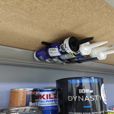 Giá Đỡ Ống Keo Gắn Dưới Kệ