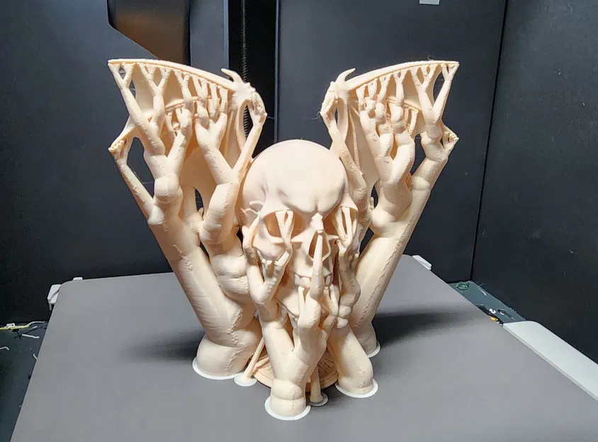 Đầu Lâu Rồng Có Cánh Trên Bệ - Image 8