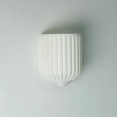 Chậu Hoa Treo Tường Dọc Tối Giản Với Vân Gân Trang Trí