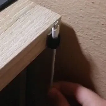 Chỗ cắm cáp USB-C, giữ dây gọn gàng trên bàn làm việc/bàn học - Image 2