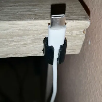 Chỗ cắm cáp USB-C, giữ dây gọn gàng trên bàn làm việc/bàn học