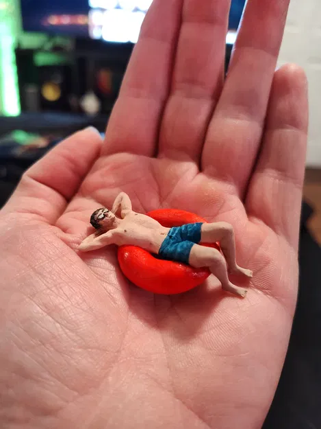 Chàng Trai Bé Nhỏ Trên Phao Bơi - Image 1