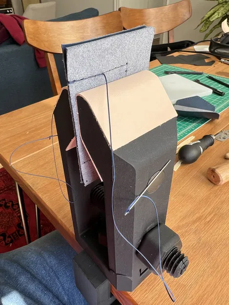 Con Ngựa Khâu Da Cho Đồ Da - Image 1