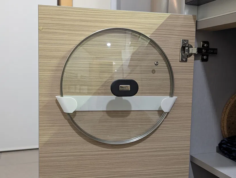 Giá Đỡ Vung Nồi Gắn Cánh Tủ (Dán) - Image 1