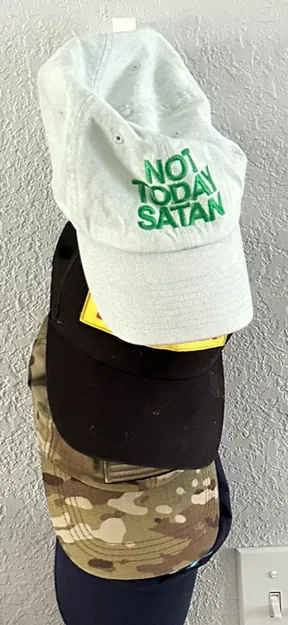 Móc Treo Nón Lưỡi Trai Lên Tường "Quick n' Dirty" - Image 2