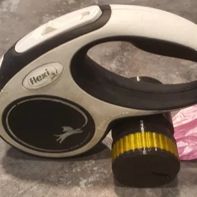 Chỗ đựng túi phân cho chó - Gắn dây dắt