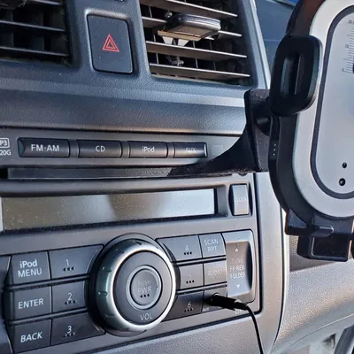 Kẹp điện thoại ô tô gắn khe CD. Lệch tâm.