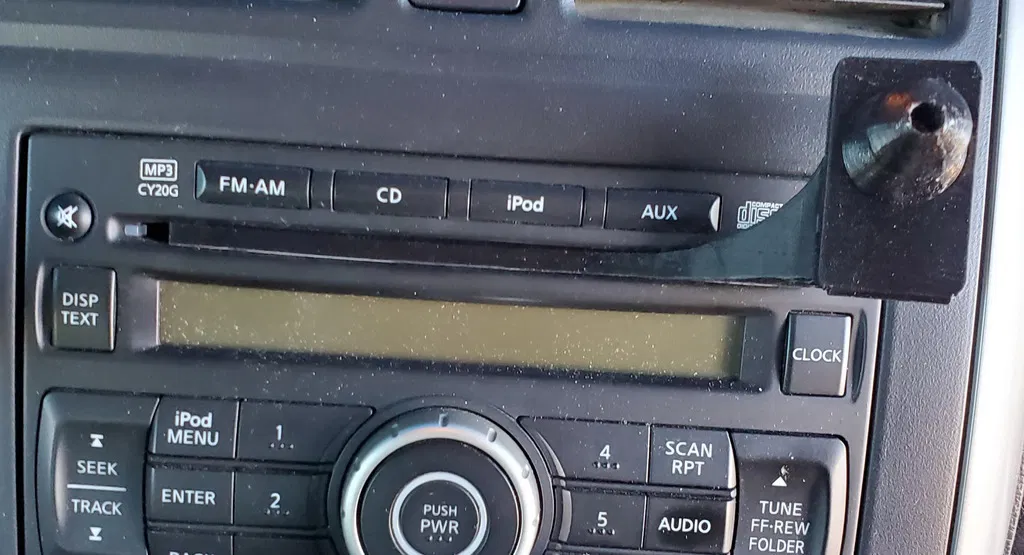 Kẹp điện thoại ô tô gắn khe CD. Lệch tâm. - Image 8