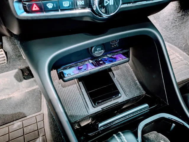 Khe Điện Thoại Trung Tâm Xe Volvo XC40 - Image 1