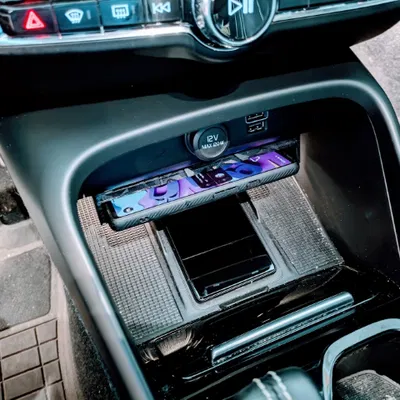 Khe Điện Thoại Trung Tâm Xe Volvo XC40