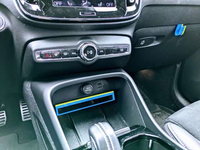 Khe Điện Thoại Trung Tâm Xe Volvo XC40 - Image 3