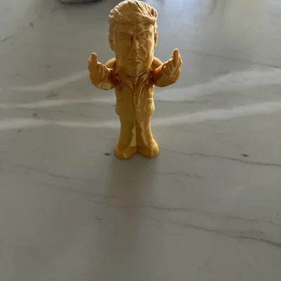 Mô hình Donald Trump Giơ Hai Ngón Giữa