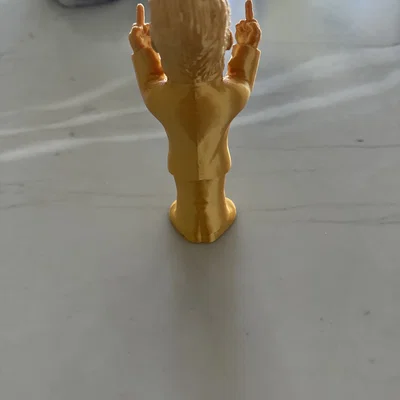 Mô hình Donald Trump Giơ Hai Ngón Giữa