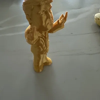 Mô hình Donald Trump Giơ Hai Ngón Giữa