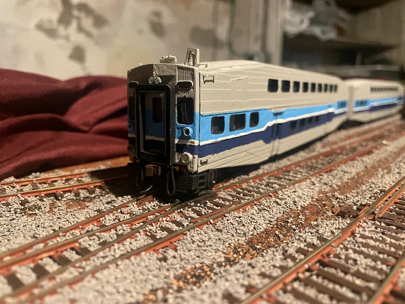 Chi tiết Đầu máy Bombardier BiLevel Tỷ lệ HO - Image 1