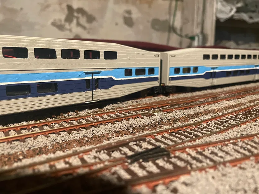 Chi tiết Đầu máy Bombardier BiLevel Tỷ lệ HO - Image 2