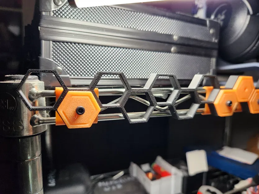 Kẹp Gắn Tường Honeycomb Lên Kệ Dây Thép - Image 1