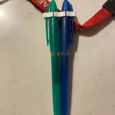 Kệ Đựng Bút Lanyard