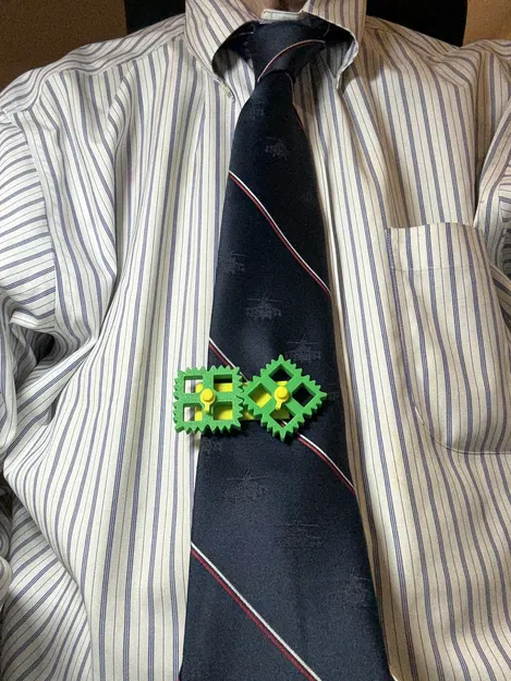 Kẹp Cà Vạt / Đồ Chơi Fidget Bánh Răng Vuông - Image 1