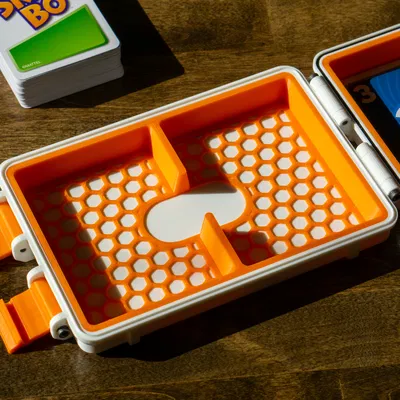 Hộp Đựng và Không Gian Chơi Skip-Bo 2 trong 1 (Hộp Cứng)