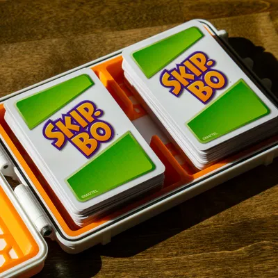 Hộp Đựng và Không Gian Chơi Skip-Bo 2 trong 1 (Hộp Cứng)