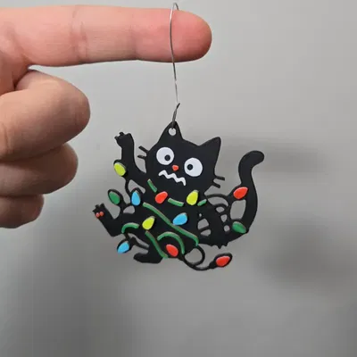 Mô hình con mèo bị rối với đèn Giáng Sinh