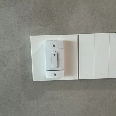 Tấm đế Nanoleaf Sense+ kích thước 86mm gắn bằng băng keo 2 mặt