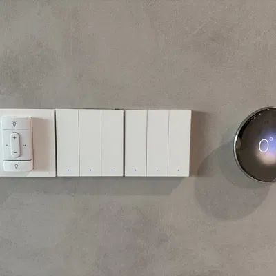 Tấm đế Nanoleaf Sense+ kích thước 86mm gắn bằng băng keo 2 mặt