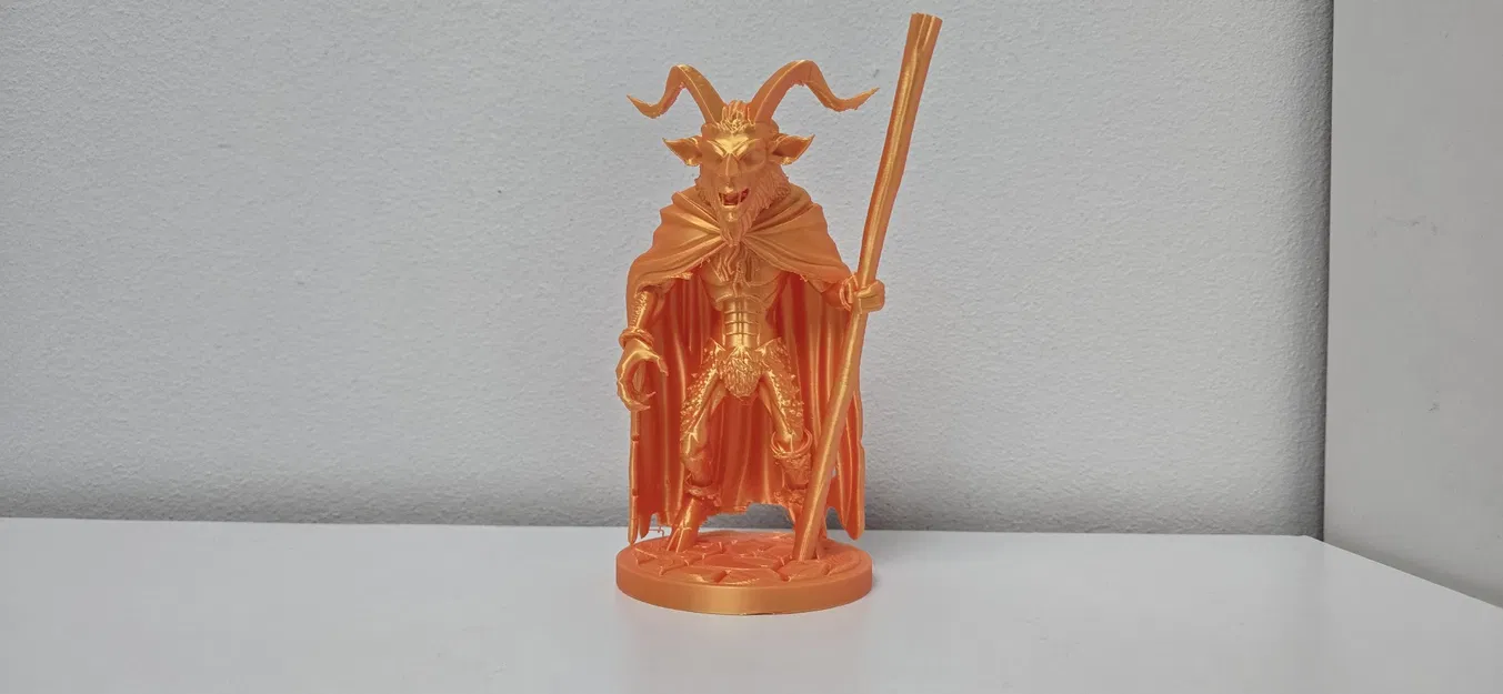 Tượng Krampus Khoác Áo Choàng và Cầm Gậy - Image 1