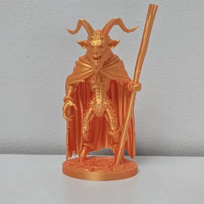 Tượng Krampus Khoác Áo Choàng và Cầm Gậy