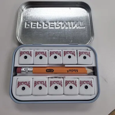 Hộp Đựng Xúc Xắc và Bút Chì Bằng Hộp Kẹo Bạc Hà