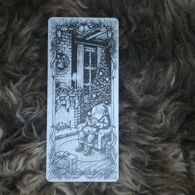 Kẹp Sách Ông Già Noel Đọc Sách Bên Lò Sưởi