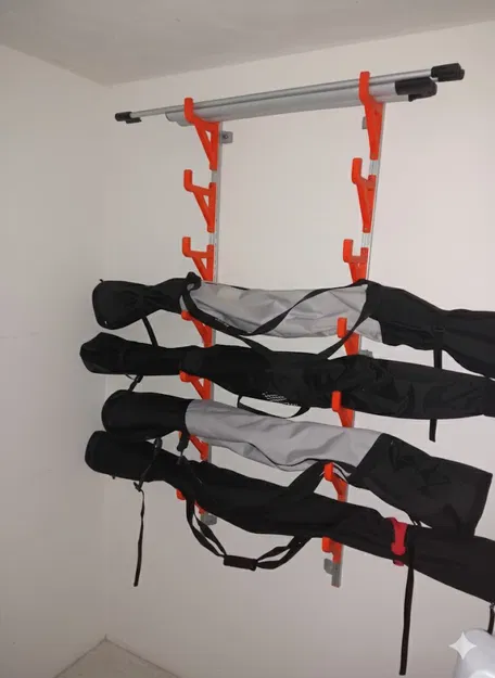 Móc Trượt Tuyết và Mũ Bảo Hiểm - Image 1