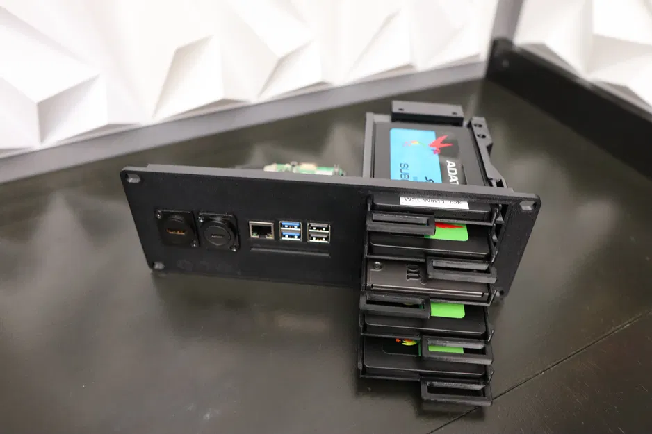 Tấm Rack Server Raspberry Pi5 NAS 10 inch, 5 khay SSD Hot Swap, Cổng HDMI & Nguồn - Image 4