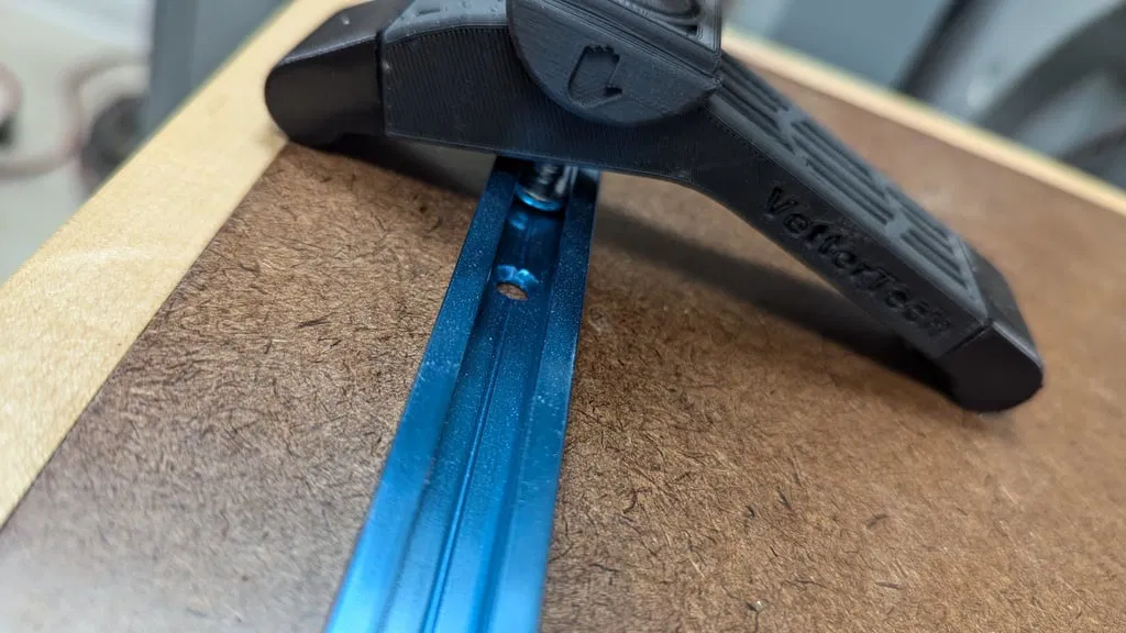 Kẹp Giữ Cho Ray T-slot bằng TPU và PLA (6" x 1 1/8") - Image 1