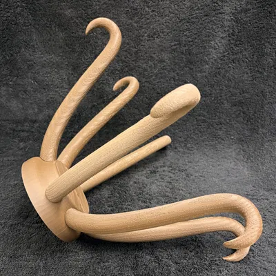 Mô hình Giá treo mũ (Porte-chapeau) của Marcel Duchamp